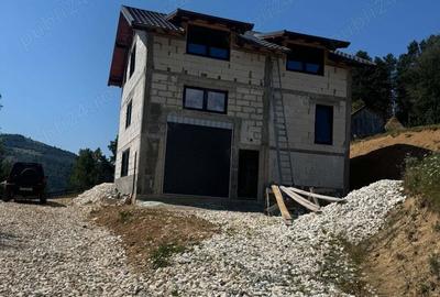 Casă cu 4 camere cu Teren 900 Mp în Câmpeni - 1