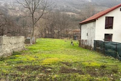 Teren intravilan de vanzare 948 mp Acces la raul Cerna - Comision 1% - 1