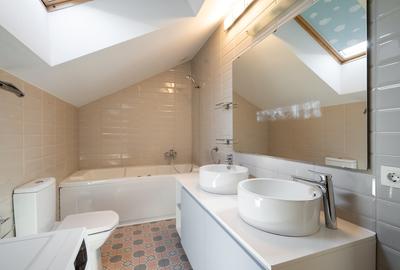 Casă cu 4 camere cu Teren 200 Mp în Central - 1