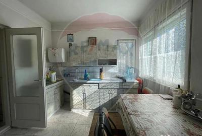 Casă cu 4 camere cu Garaj în Central - 2