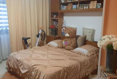 Apartament cu 3 camere semidecomandat în Central