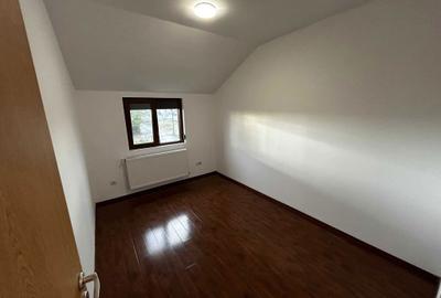 Casă cu 4 camere în Petrești - 1