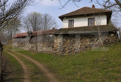 Casă cu 3 camere cu Teren 1243 Mp în Central - 1