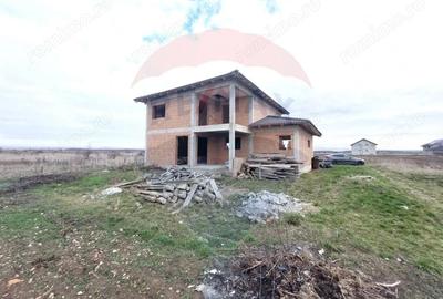 Casă cu Teren 1079 Mp în Petroasa Mare - 1