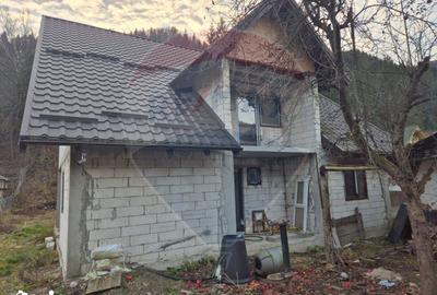 Casă cu 5 camere cu Teren 1782 Mp în Tarcău - 4