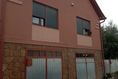 Casă cu 4 camere în Central - 1