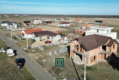 Casă cu 5 camere cu Teren 500 Mp în Aluniș - 2