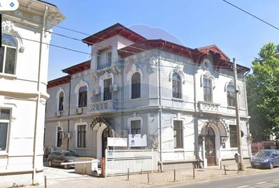 Casă cu 15 camere cu Teren 520 Mp în Mitropolie