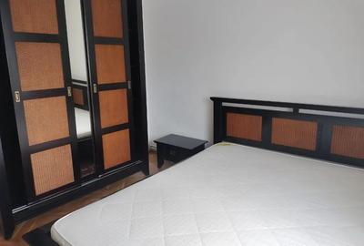 Apartament cu 4 camere semidecomandat în Calea București