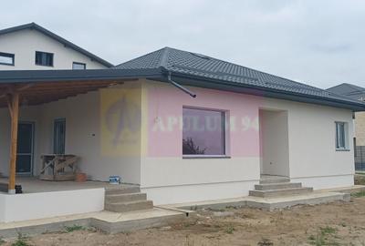 Casă individuală cu 3 camere cu Canalizare în Săbăreni - 2
