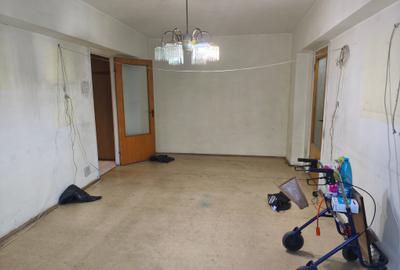 Apartament cu 3 camere semidecomandat în Drumul Taberei