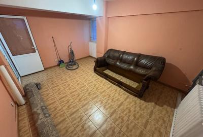 Apartament cu 3 camere decomandat în Far