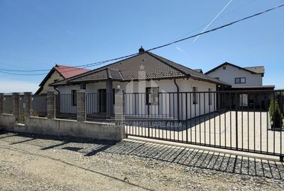 Casă individuală cu 3 camere cu Canalizare în Micești