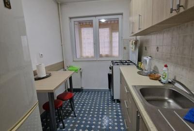 Piata Ramnicu Sarat - 3 camere decomandatE, 64 mp, balcon, etaj 5/10, metrou - 5