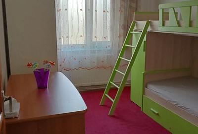 Inchiriez apartament 3 camere Navodari