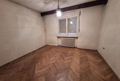 Str. Victoriei (zona Bibliotecii Judetene) apartament 3 camere, decomandat, balcon generos + garaj - 1