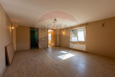 Casă cu 5 camere cu Teren 435 Mp în Central - 2