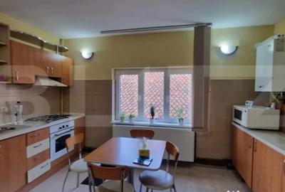 Casă cu 7 camere cu Teren 446 Mp în Central