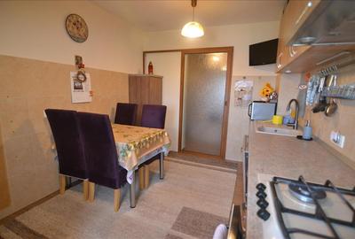 Apartament 3 camere decomandat ,2 bai ,etaj intermediar Tractorul - 24