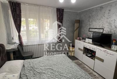 Apartament cu 3 camere semidecomandat, mobilat în Micro 4 - 5