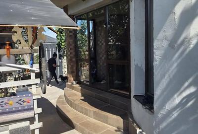 Casă cu 5 camere în Central - 1