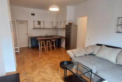 Apartament cu 3 camere semidecomandat în Rosetti