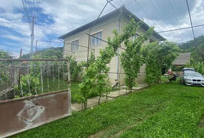 Casă cu 5 camere cu Teren 1674 Mp în Stupini - 10