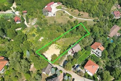 Teren de 2300 mp, în Schei