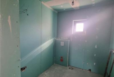 Casă cu 4 camere decomandat în Calomfirești - 18