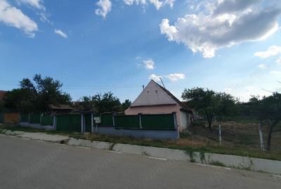 Vand casa cu teren intravilan ?i utilita?i 1701 mp - 2