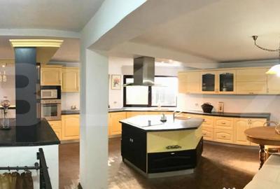 Casă cu 8 camere cu Teren 1038 Mp în Central - 15
