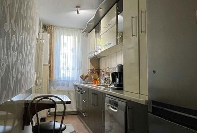 Apartament cu 3 camere semidecomandat în Central