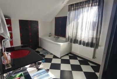 Casă cu 5 camere cu Teren 2300 Mp în Central - 4