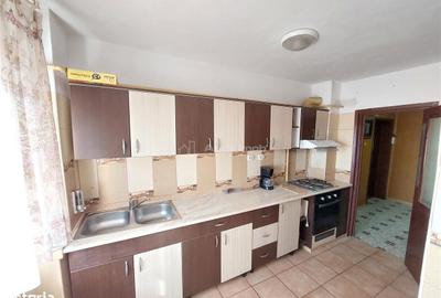 Apartament cu 3 camere decomandat în Lacu - 4