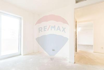 Apartament cu 3 camere semidecomandat în Dămăroaia