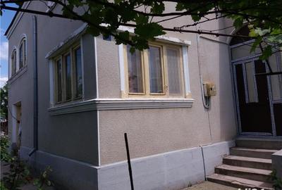 Casă cu 6 camere cu Teren 1000 Mp în Putineiu - 9