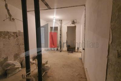 Apartament cu 4 camere decomandat în Tineretului