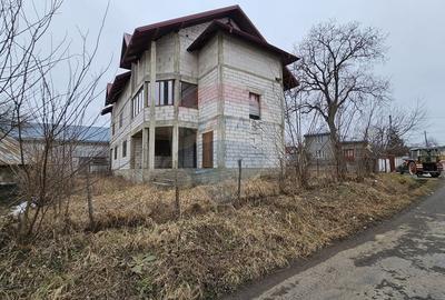 Casă / Vilă cu 12 camere, teren intravilan de 2869mp în Siminicea, SV - 32