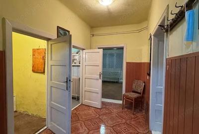 Casă cu 3 camere cu Teren 700 Mp în Central - 2
