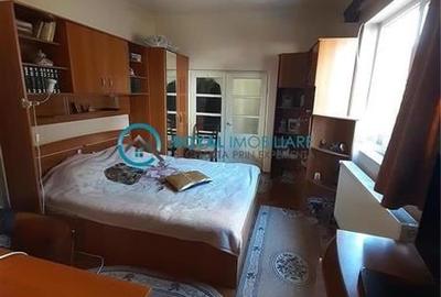 Casă individuală cu 7 camere în Traian