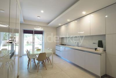 Apartament superb cu gradina | 2 garaje - 5