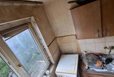 Garsionera RAHOVA langa piata , etaj 3, 15mp, bloc din 1972 - 9