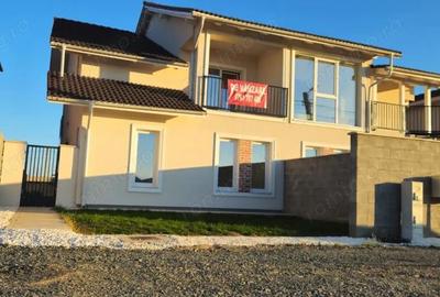 Casă cu 5 camere cu Teren 323 Mp în Moșnița Nouă - 1