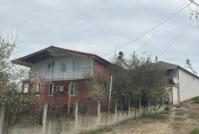 Casă cu 4 camere cu Teren 2100 Mp în Central