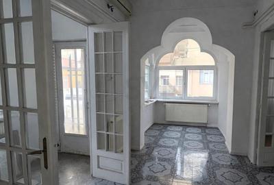 Casă individuală cu 6 camere cu Canalizare în Dristor