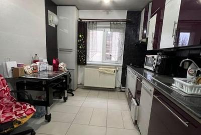 Apartament cu 4 camere decomandat, mobilat în Între Lacuri