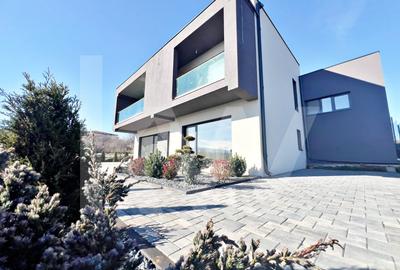 Casă individuală cu 4 camere cu Garaj în Șelimbăr