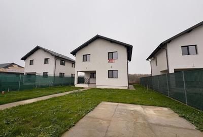 Casă individuală cu 4 camere cu Canalizare în Balotești