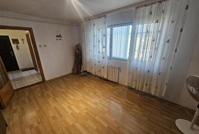 Apartament cu 3 camere decomandat, mobilat în Micro II - 25