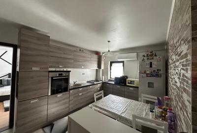 Apartament cu 3 camere decomandat în Lipovei